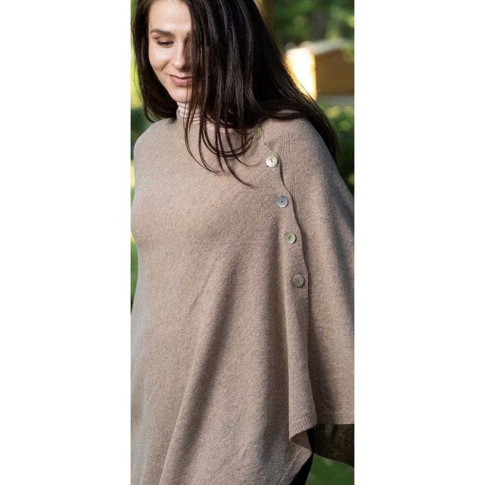 V284, EUC, Lovestitch Women’s One Size Poncho w/Snaps In A Mustard Tan Color